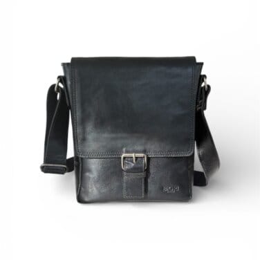 Handväska i svart skinn med klaff och en justerbar axelrem från Biori Sweden