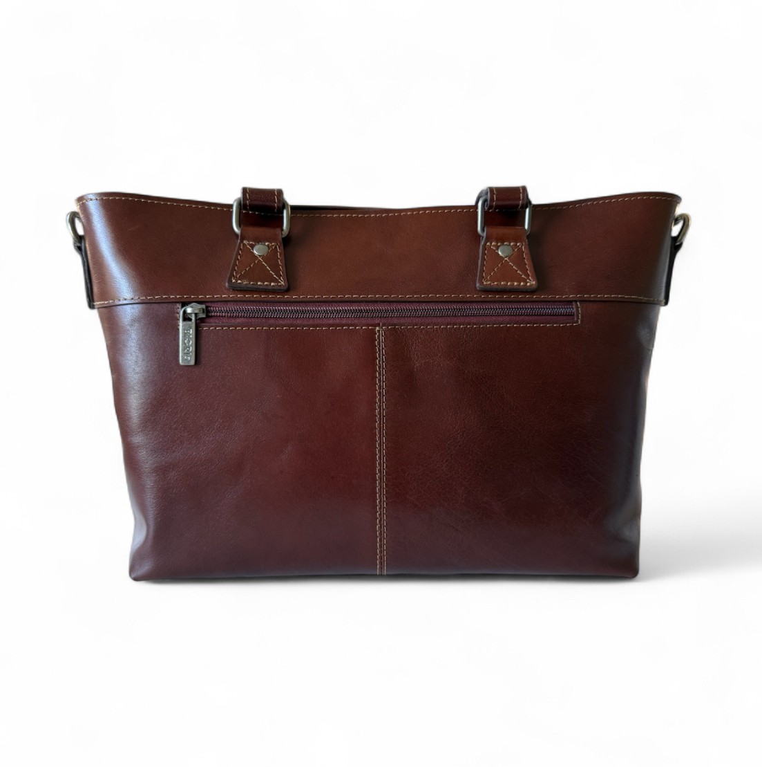 Baksida av väskan med en ficka med dragkedja för till exempel biljetter eller andra lättåtkomliga tillhörigheter, laptopväska dam, datorväska dam skinn, axelväska dam, biori väska, brun axelväska skinn, axelväska i brunt skinn, toteväska skinn, skinnväskor, briori, biori trophy