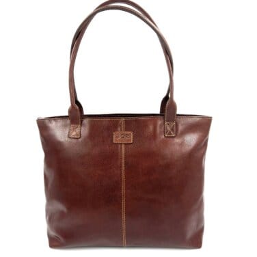 Brun datorväska i skinn med långa handtag som kan bäras över axeln