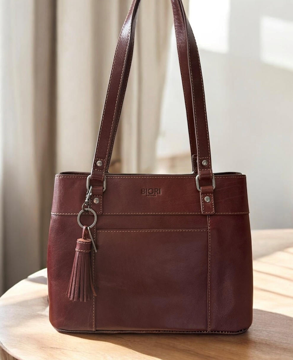 Nyckelring skinn Biori 5132B på Axelväska skinn Biori 5173B.