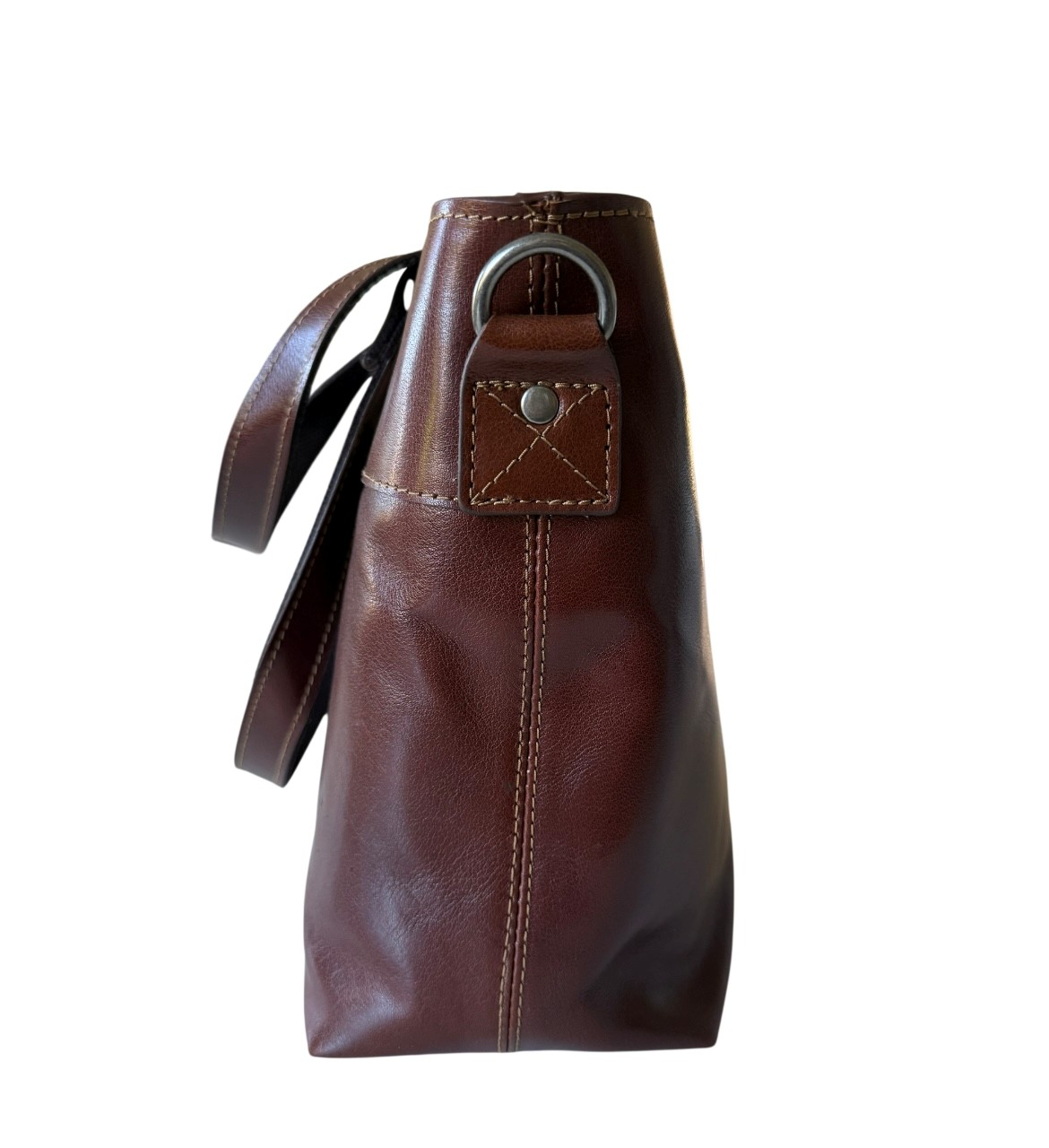 Sida av väskan med fäste för en justerbar samt avtagbar axelrem, laptopväska dam, datorväska dam skinn, axelväska dam, biori väska, brun axelväska skinn, axelväska i brunt skinn, toteväska skinn, skinnväskor, briori, biori trophy