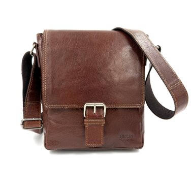 Framsida av Axelväska skinn Biori 5042B i brunt, väska med klaff och bred axelrem, brun axelremsväska skinn, brun skinnväska, handväska skinn brun, biori väska, messenger bag, axelväska skinn herr, skinnväskor