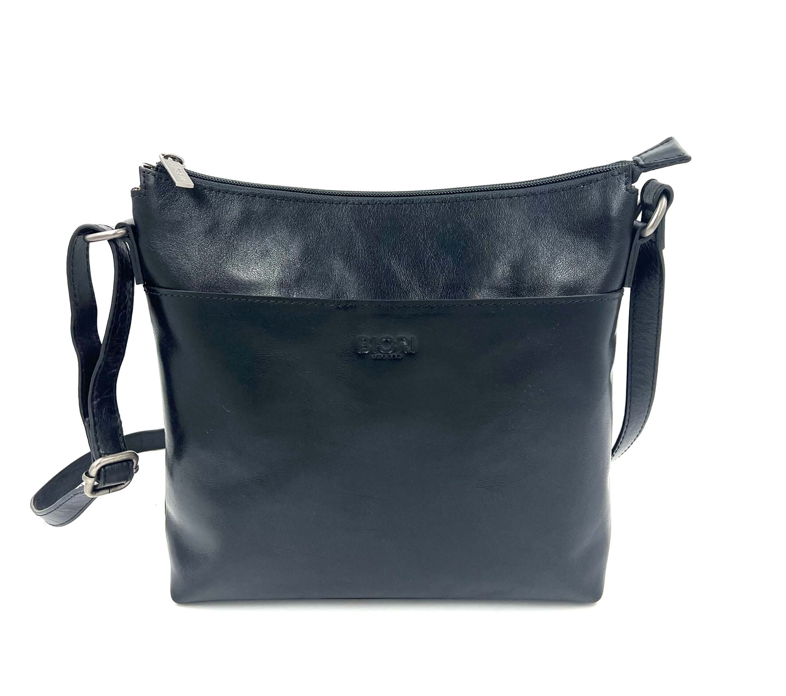 Svart skinnväska med framficka, dragkedja upptill och axelrem