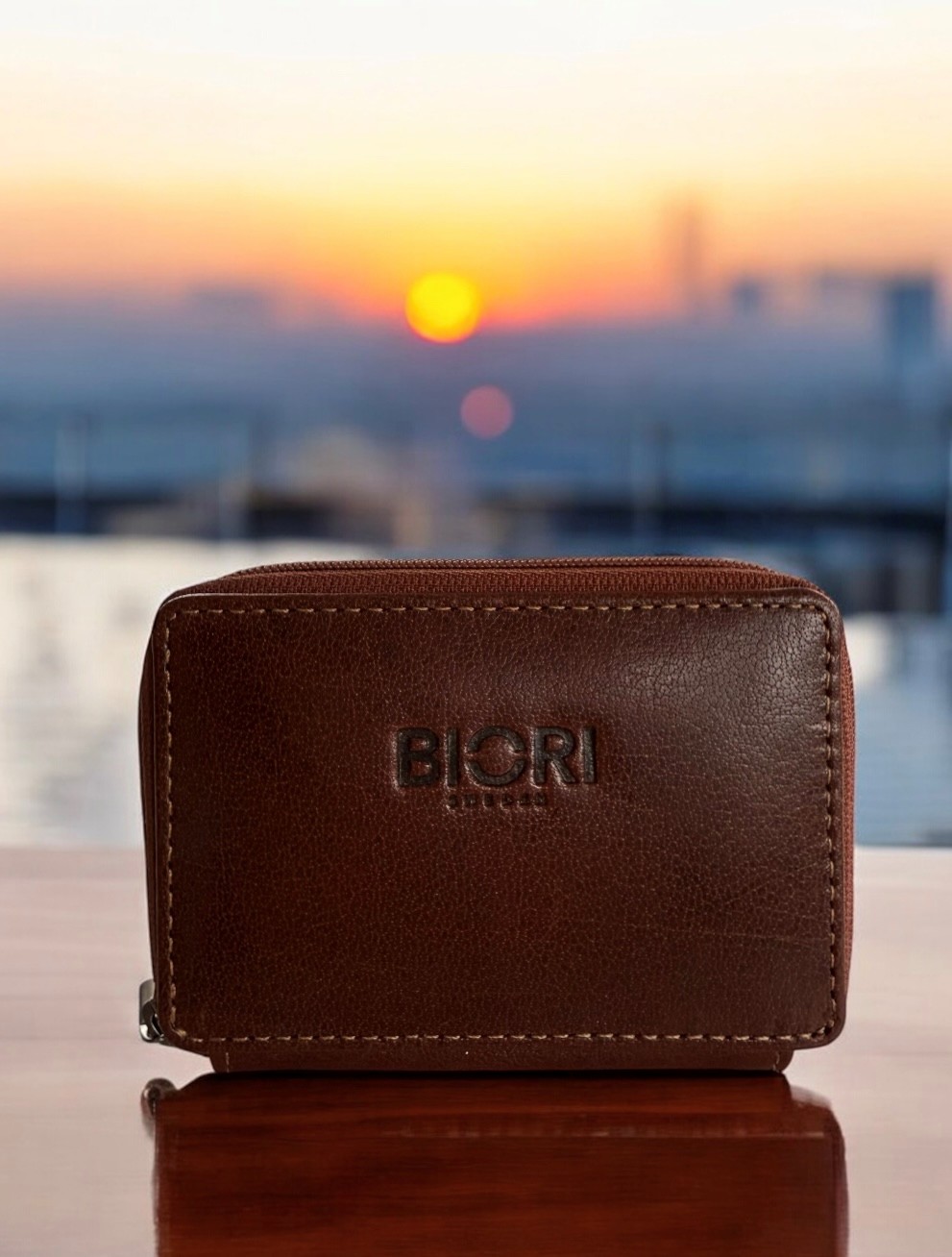 Framsida av Plånbok skinn Biori 5146B med dragkedja och fickor inuti samt Rfid skydd mot skimming, läderplånbok, brun läderplånbok, skinnplånbok, brun skinnplånbok, briori, biori plånbok, biori trophy plånbok, biori trophy