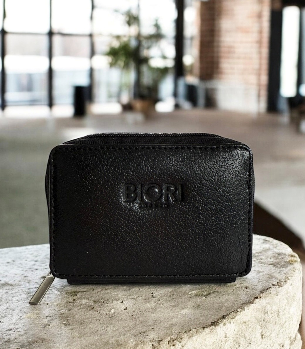 Framsida av Plånbok skinn Biori 5146S med dragkedja och fickor inuti samt Rfid skydd som skyddar mot skimming, läderplånbok, skinnplånbok, läderplånbok svart, skinnplånbok svart, biori trophy plånbok, biori trophy, briori, biori plånbok