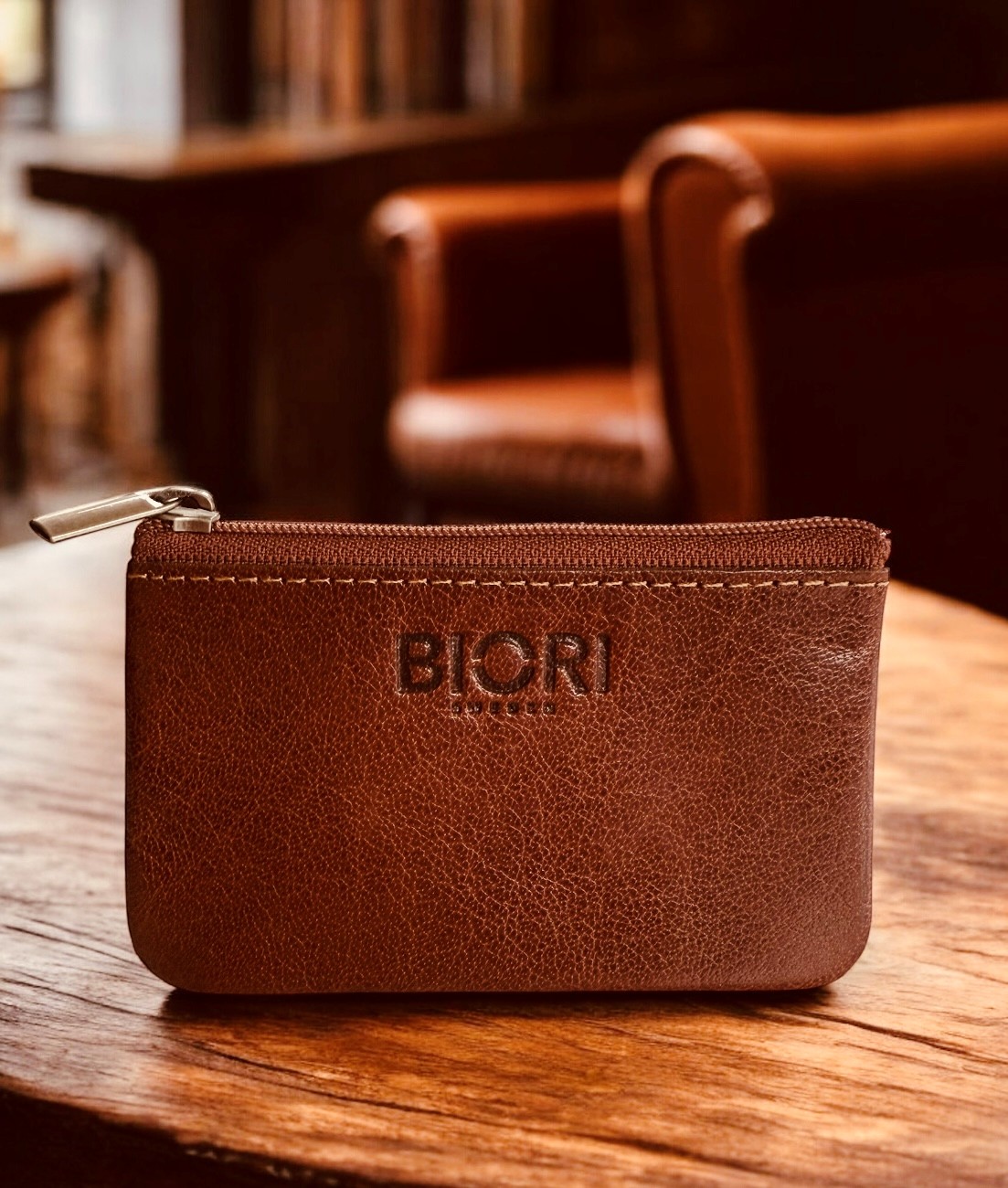 Framsida av Plånbok skinn Biori 5147B med dragkedja i toppen, skydd mot skimming samt att den ryms i framfickan, korthållare, kreditkortsfodral, plånbok skinn, korthållare skinn