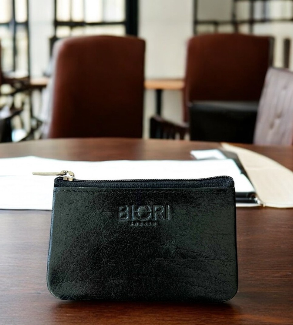 Framsida av Plånbok skinn Biori 5147S. Plånbok med dragkedja i toppen i svart med RFID skydd och plats för 6 kreditkort, korthållare, plånbok i läder, läderplånbok