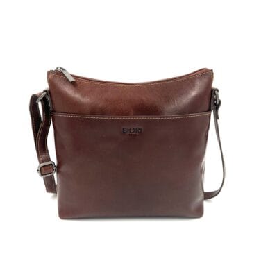 Brun handväska i skinn med justerbar axelrem från Biori Sweden, buren av modell