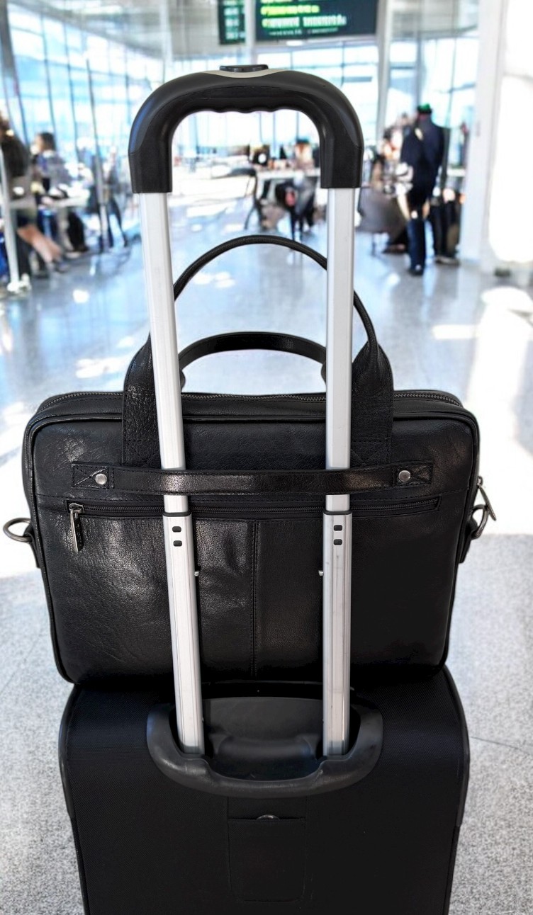 Baksidan har en ficka med dragkedja samt ett trolley strap för att fästa portföljen på en trolley vid resor, axelremsväska herr, laptopväska dam, skinnväska herr, datorväska herr, portfölj läder, jobbväska dam skinn, biori laptopväska skinn, briori, biori väska, biori trophy, portfölj i läder, portfölj läder, portfölj herr, portfölj dam