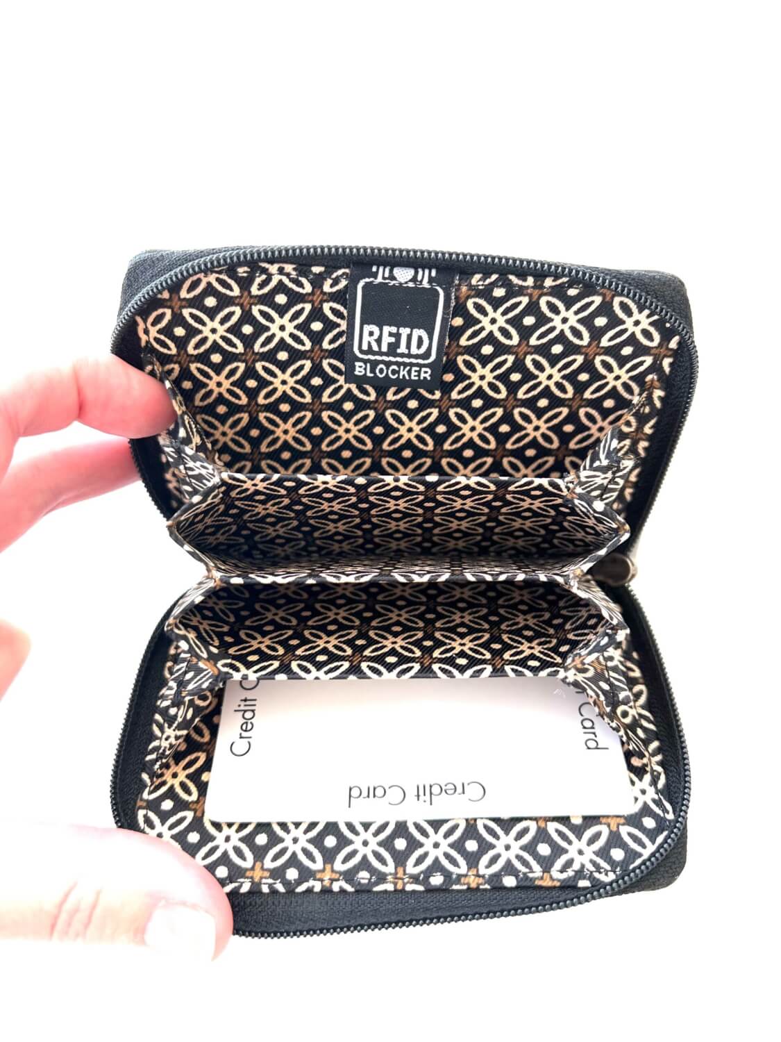 Inuti Plånbok skinn Biori 5146S med dragkedja, fickor för kreditkorten samt RFID skydd som skyddar mot skimning, läderplånbok, skinnplånbok, läderplånbok svart, skinnplånbok svart, biori trophy plånbok, biori trophy, briori, biori plånbok