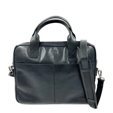 Framsida av Portfölj skinn Biori 5151S. Portfölj med laptopficka i svart äkta skinn med korta bärhandtag och en justerbar samt avtagbar axelrem, axelremsväska herr, laptopväska dam, skinnväska herr, datorväska herr, portfölj läder, jobbväska dam skinn, biori laptopväska skinn, briori, biori väska, biori trophy, portfölj i läder, portfölj läder, portfölj herr, portfölj dam