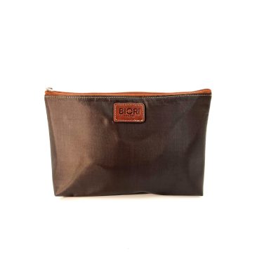 Sminkväska Biori 5137B. Brun sminkväska i nylon med en dragkedja i toppen. make up bag, makeup bag, necessär i nylon