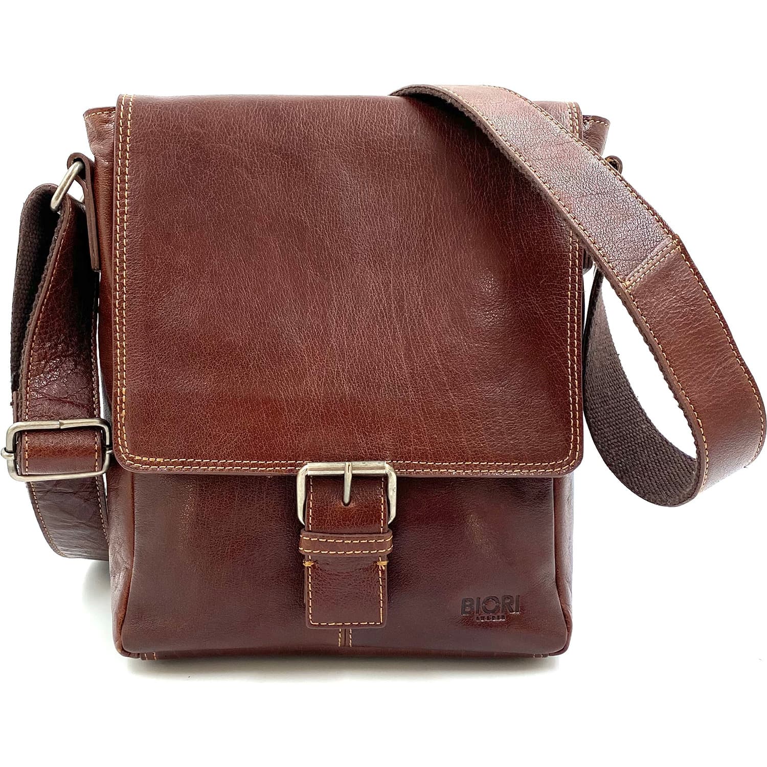 Handväska i skinn BIORI 5042-B. Brun väska med klaff med dragkedja under klaffen. Brett axelband. Väskan rymmer i normalstor Ipad.