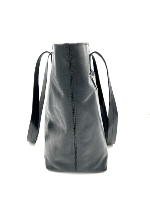 Axelväska skinn Biori 5157S. Shopper i svart skinn med långa bärhandtag för axeln, laptopväska dam, datorväska skinn dam, axelväska dam, biori väska, svart axelväska skinn, axelväska i svart skinn, toteväska skinn, skinnväskor, briori, biori trophy, skinnväska dam