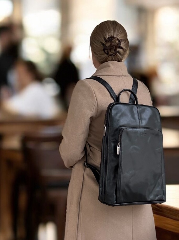 Framsida av Datorryggsäck skinn Biori 5161S i svart med vadderad framficka för en ipad, justerbara axelremmar, laptopryggsäck skinn dam, datorryggsäck dam, ryggsäck för dator, briori, biori trophy