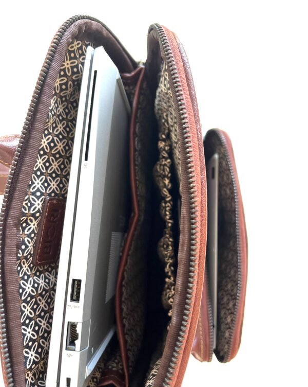Inuti Datorryggsäck skinn Biori 5161B i brunt med vadderad ficka för en laptop, större utrymme för övriga tillhörigheter samt en elastisk ficka för till exempel mobil, laptopryggsäck skinn dam, datorryggsäck dam, ryggsäck för dator, briori, biori trophy