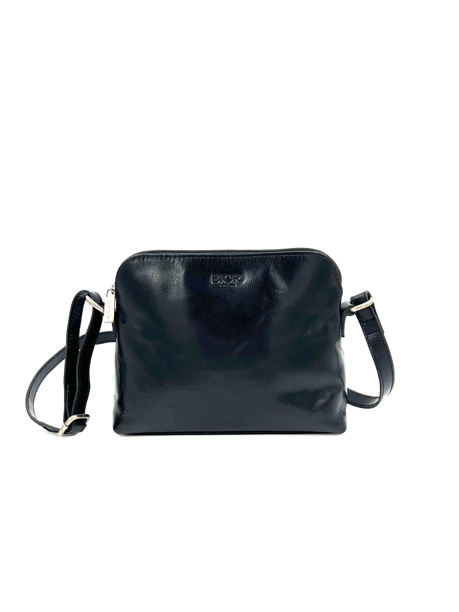 fram-2-scaled-1.jpg Framsida av svart axelremsväska dam i skinn med axelrem