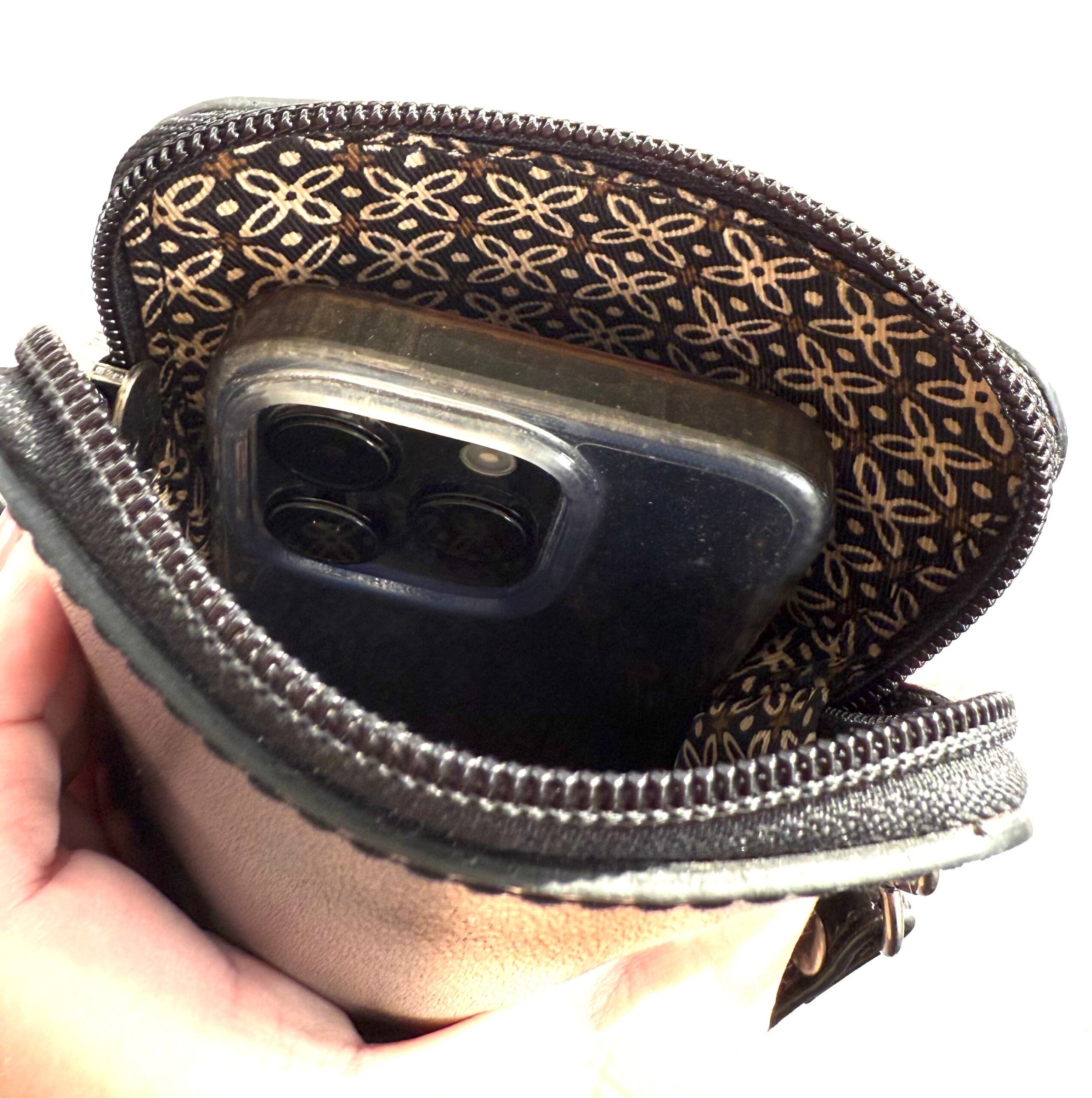 Inuti Mobilväska skinn Biori 5169S i svart med dragkedja i toppen och 2 avtagbara remmar helt i skinn, mobilväska dam skinn, becknarväska dam, biori väska, liten svart handväska skinn, briori, skinnväska dam, handväska skinn svart, handväska dam skinn svart, axelremsväska dam skinn svart, clutch