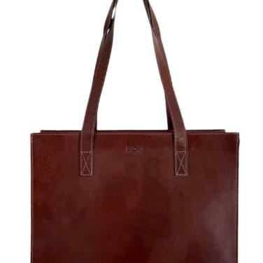 Brun axelväska i skinn med långa handtag som kan bäras över axeln