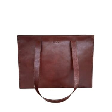 Brun axelväska i skinn med långa handtag som kan bäras över axeln