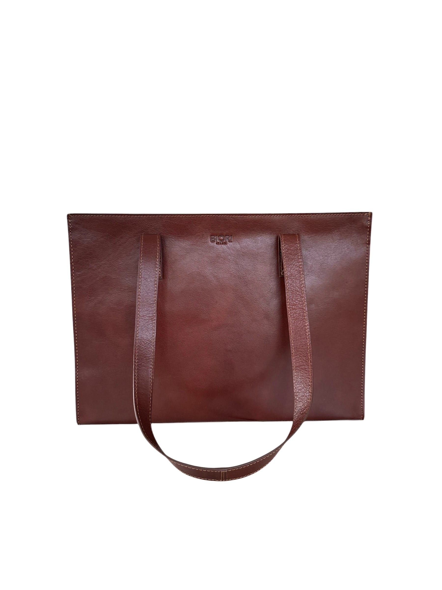 Brun axelväska i skinn med långa handtag som kan bäras över axeln