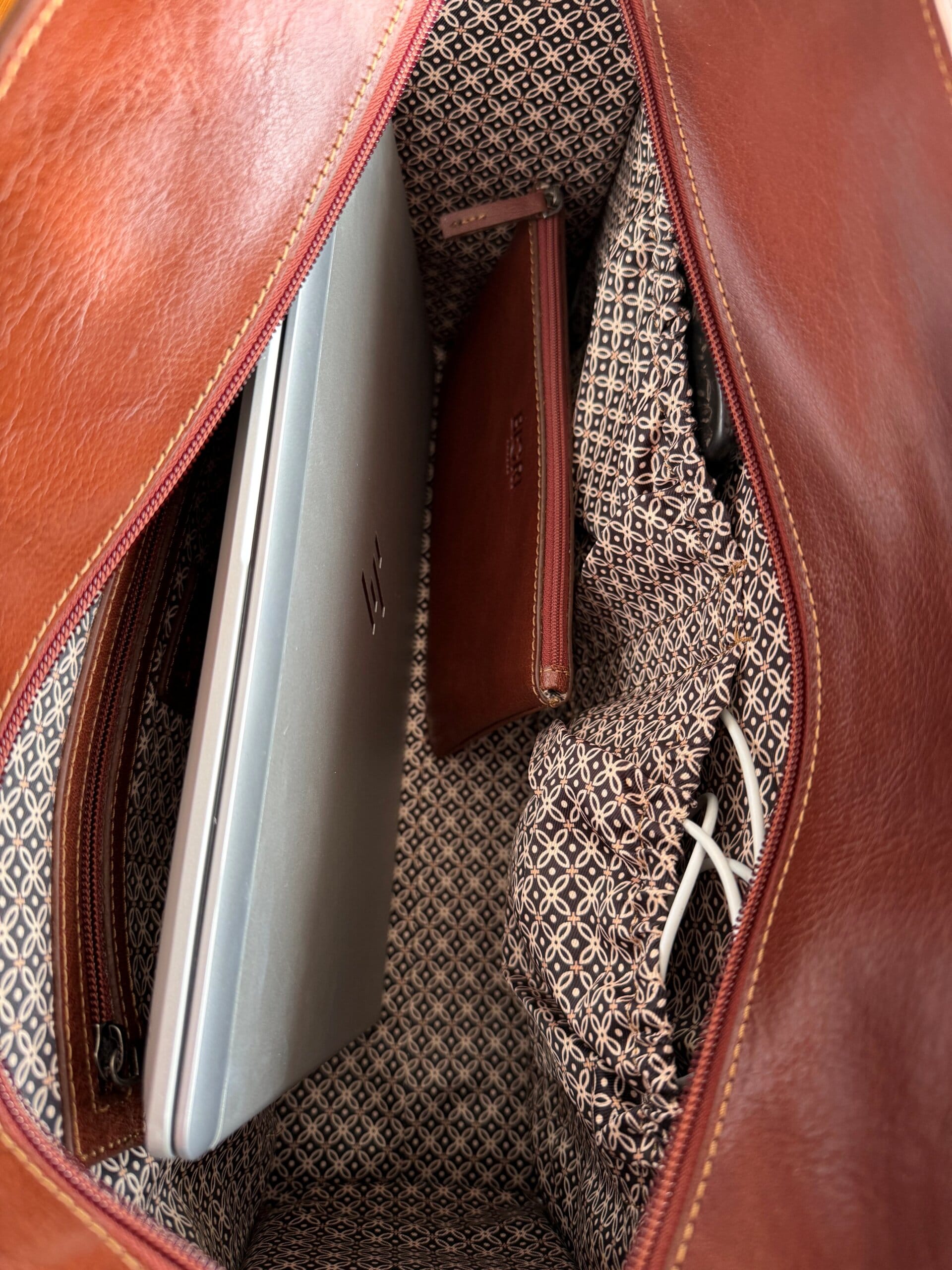 Inuti axelväskan med mönstrat foder och smart förvaring