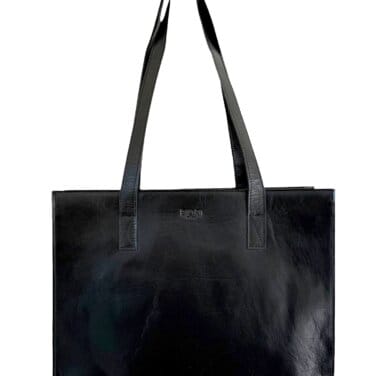 Svart axelväska i skinn med långa handtag som kan bäras över axeln