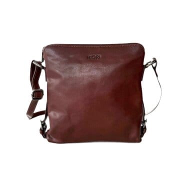 Framsida av brun axelremsväska dam i skinn med axelrem