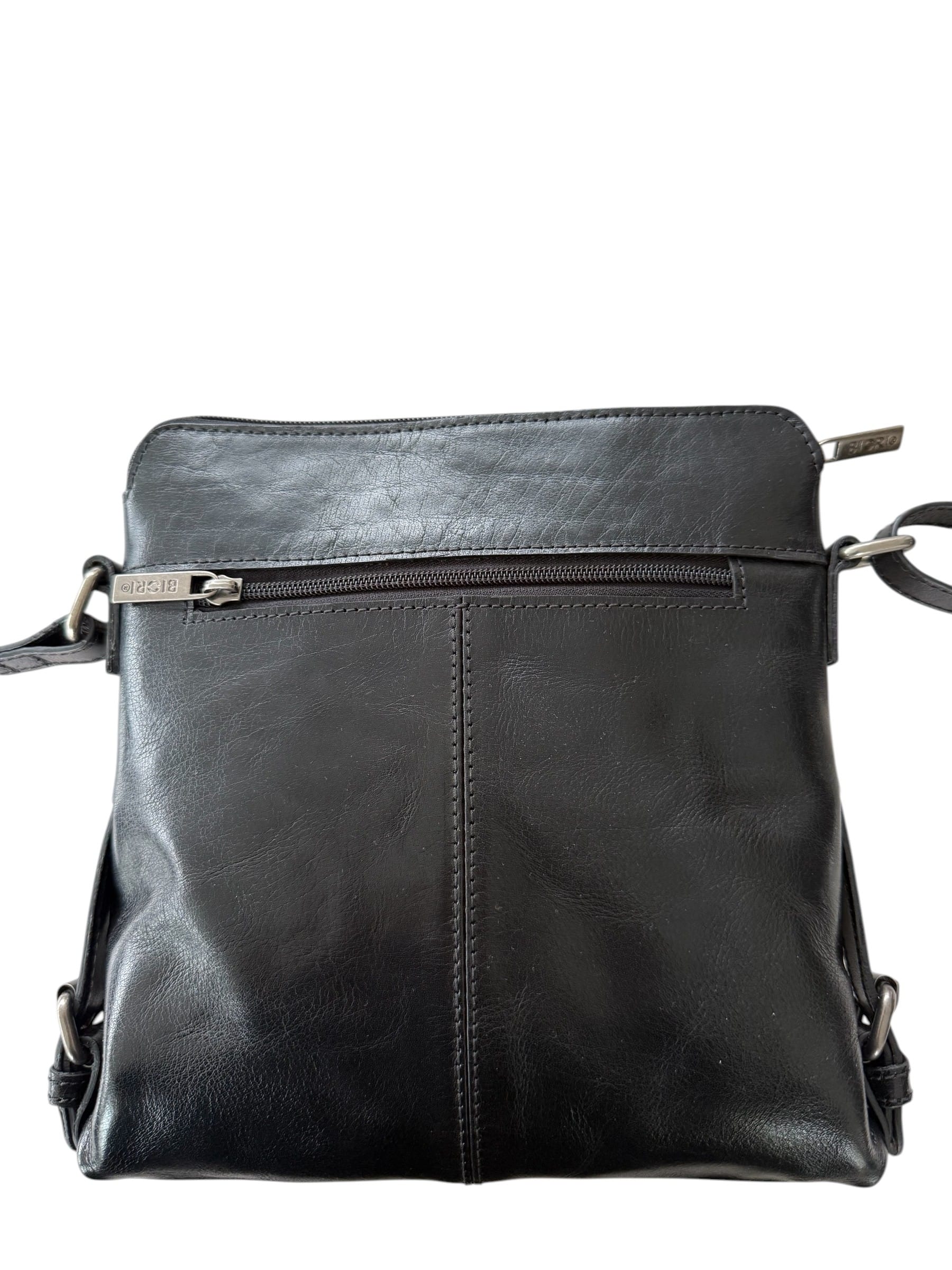 Baksida av svart läderväska med ficka och dragkedja