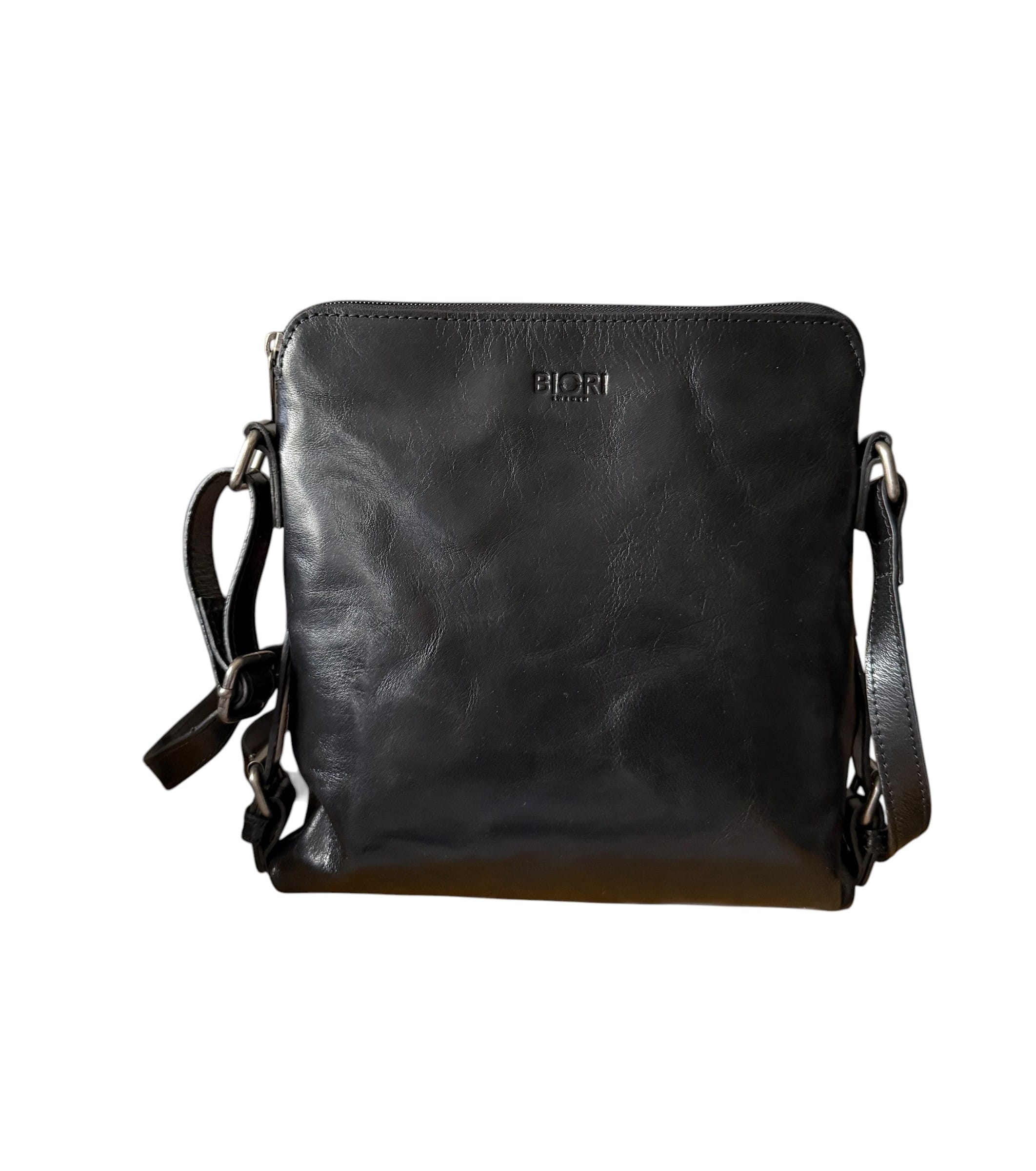 Framsida av svart axelremsväska dam i skinn med axelrem