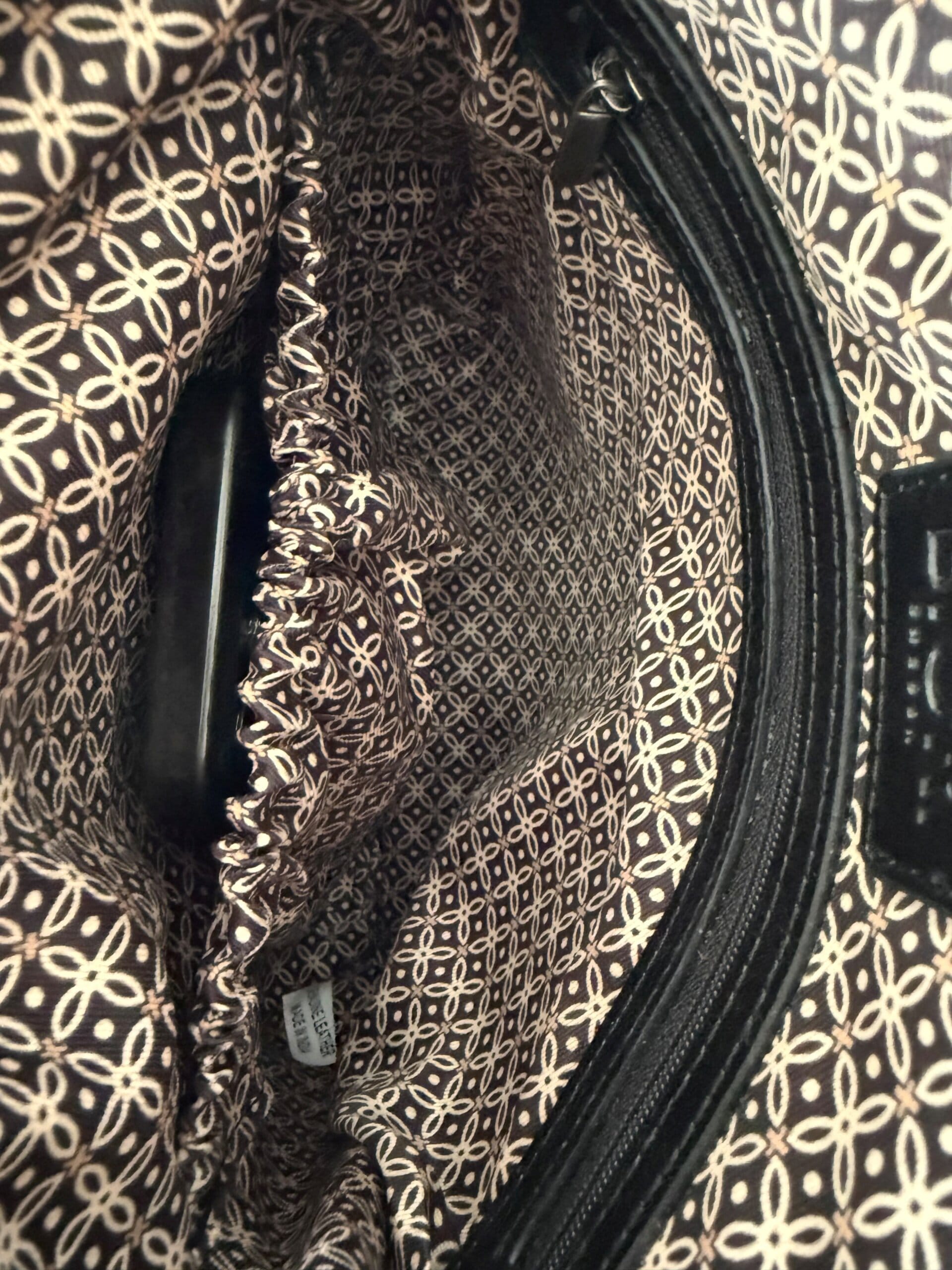 Insida av handväska i skinn med fack och förvaring