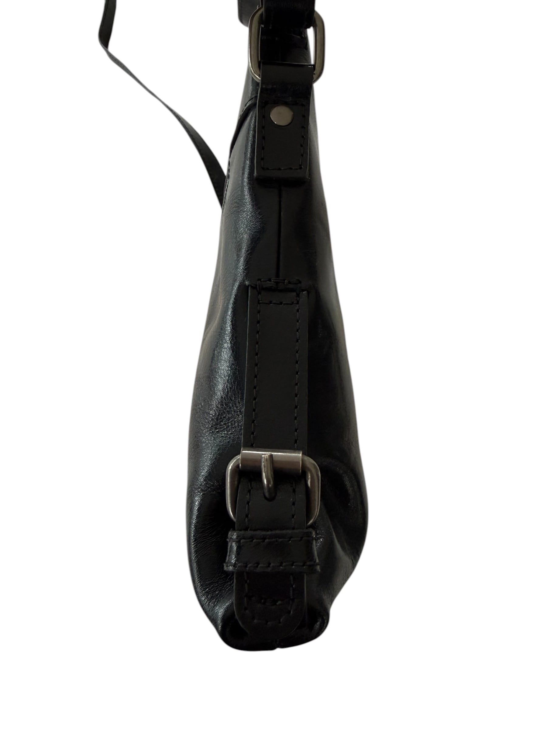 Sida av handväskan i svart skinn där axelremmen fäster
