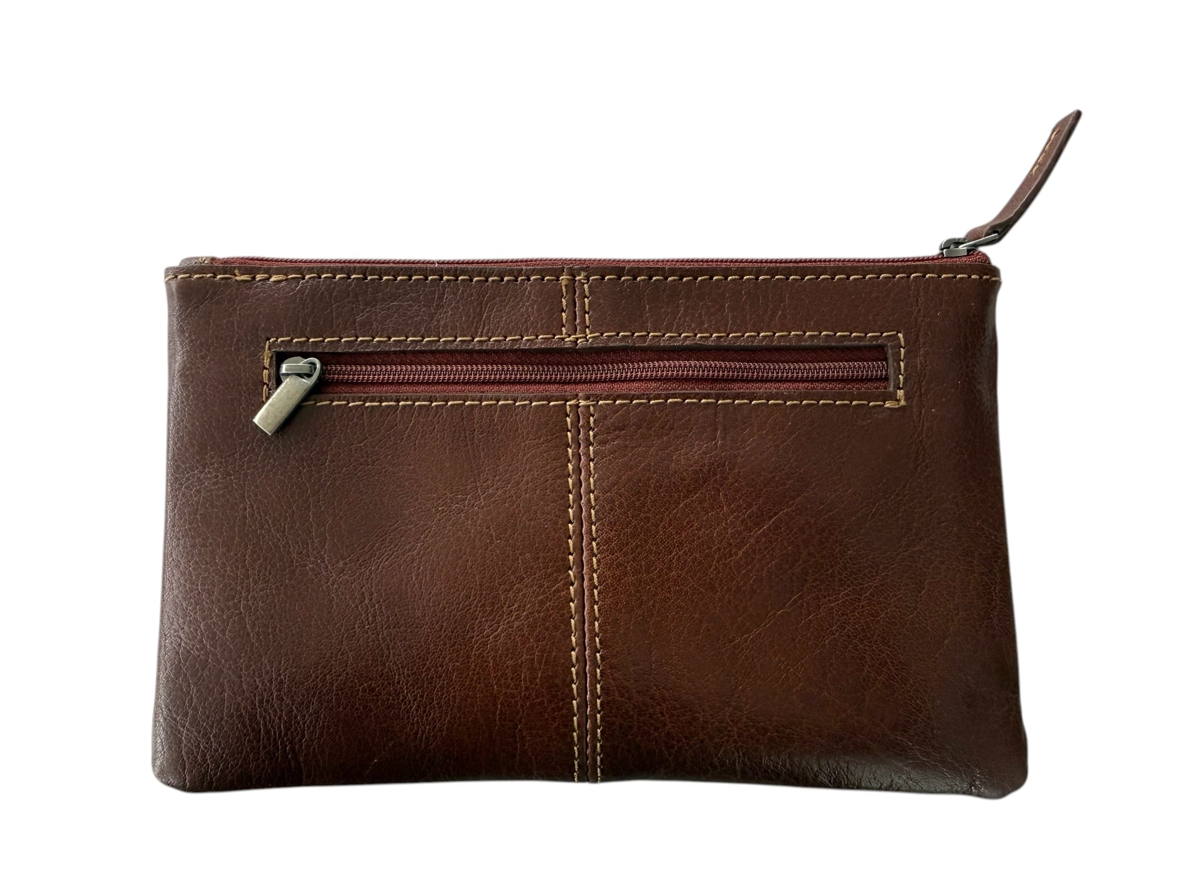 Baksida av brun clutch i läder med ficka och dragkedja