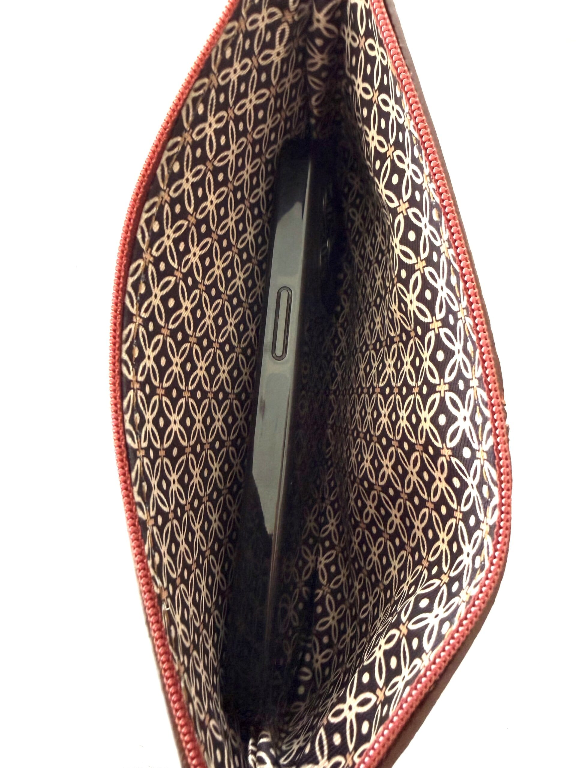 Mönstrat foder på insidan av väskan med plats för mobil och korthållare