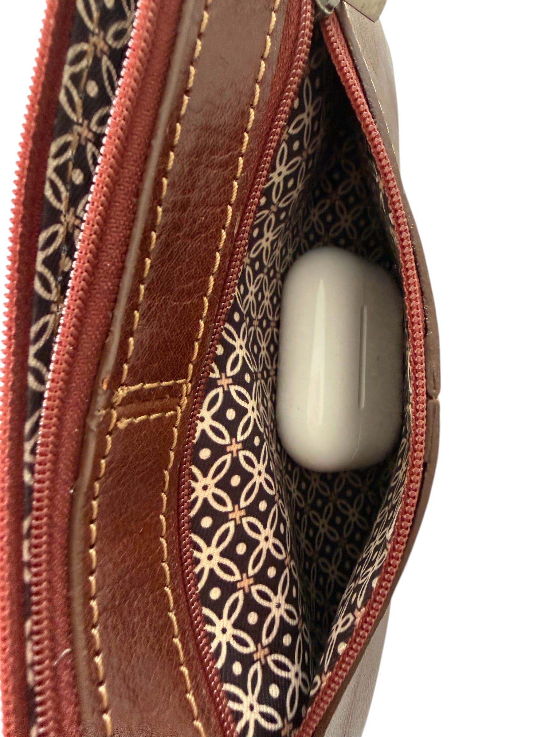 Mönstrat foder i fickan på baksidan med dragkedja