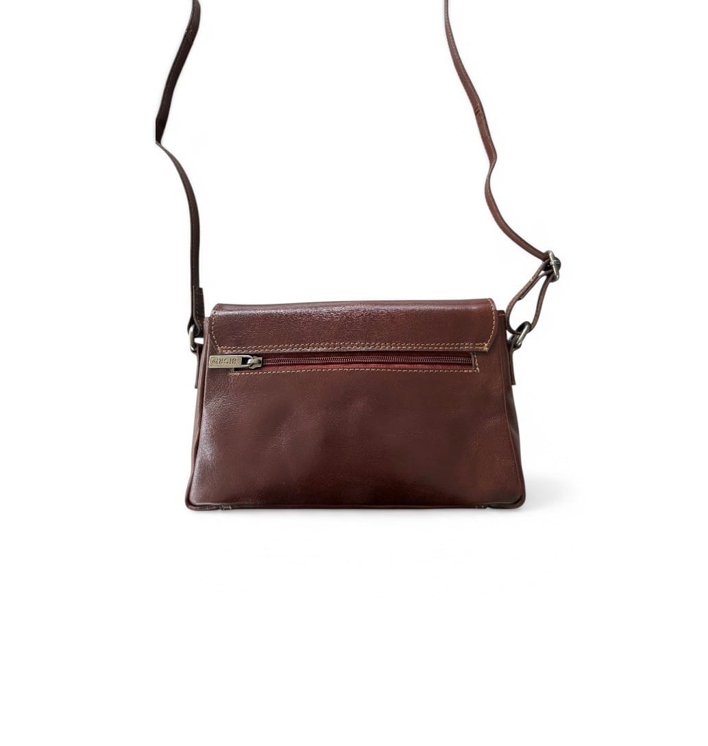 Baksida av brun läderväska med ficka och dragkedja