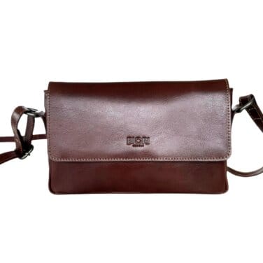 Framsida av brun handväska i skinn med rak klaff och axelrem