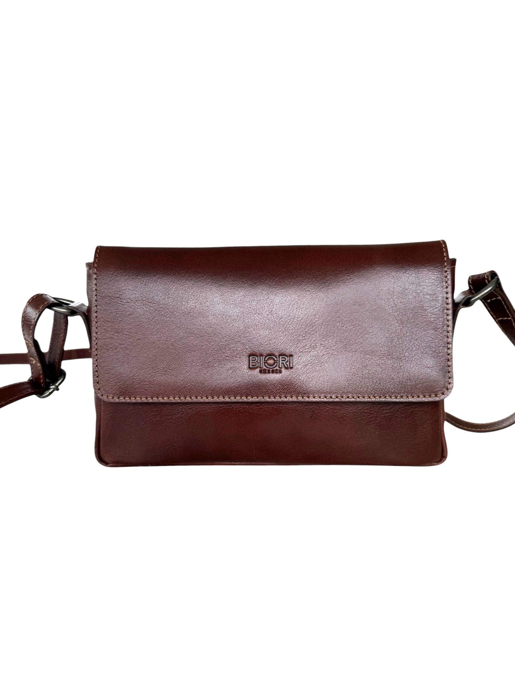 Framsida av brun handväska i skinn med rak klaff och axelrem