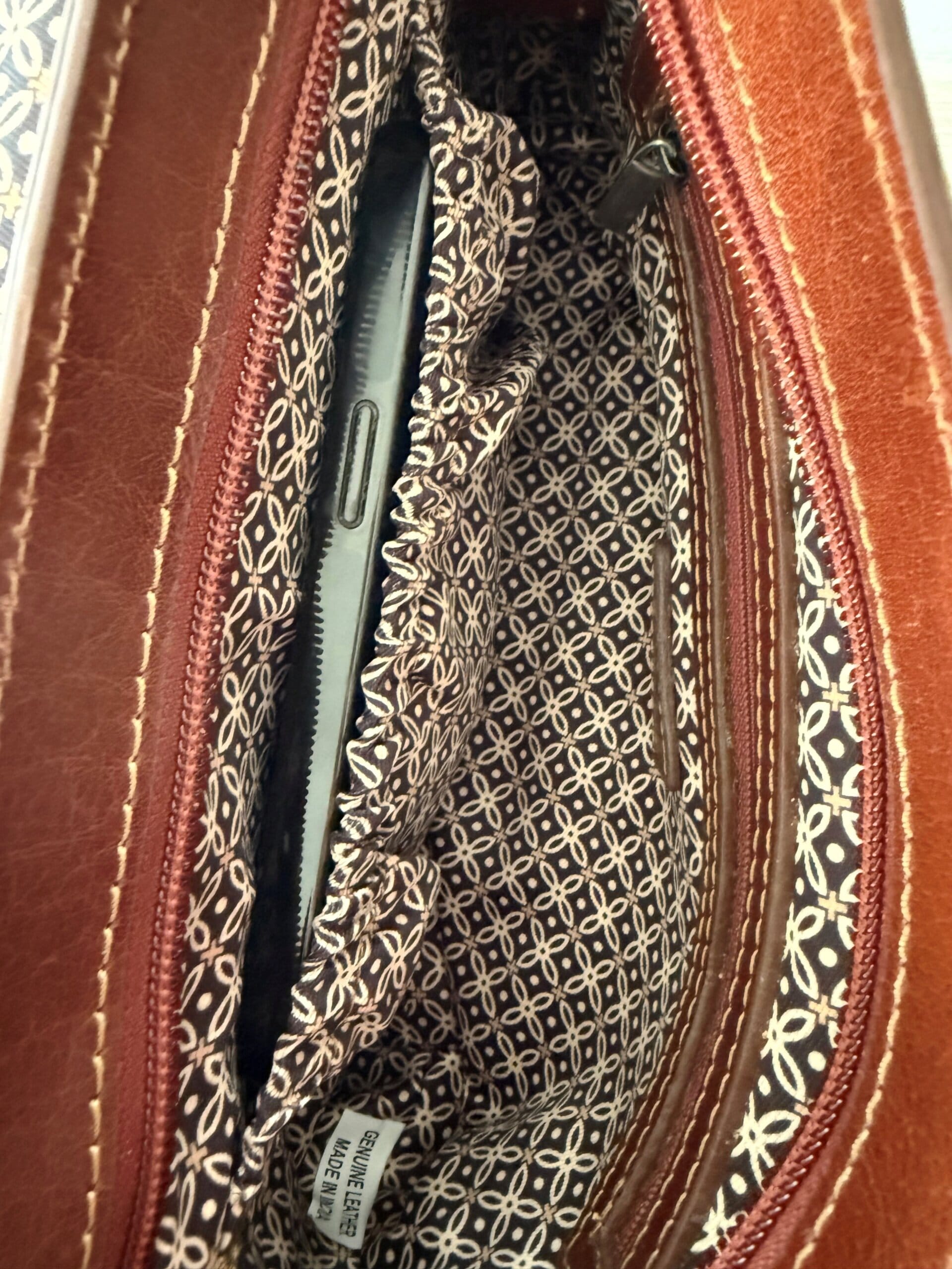 Insida av handväska i skinn med fack och förvaring