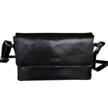 Framsida av svart handväska i skinn med rak klaff och axelrem